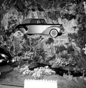 Autotentoonstelling Rai gebouw, auto Alvis in berglandschap, Bestanddeelnr 906-3149