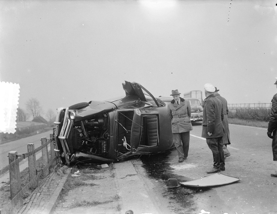 Auto-ongeluk Haagse weg 2 zwaar gewonden, Bestanddeelnr 906-1258
