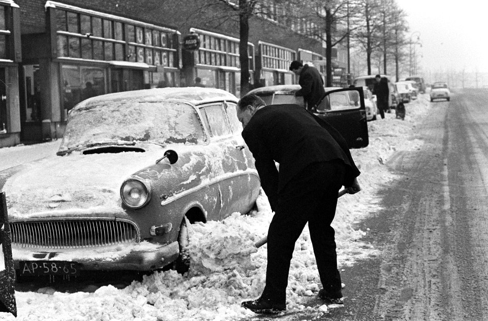 Automobilisten maken hun autos sneeuwvrij, hier in Jan van Galenstraat, Bestanddeelnr 918-7756