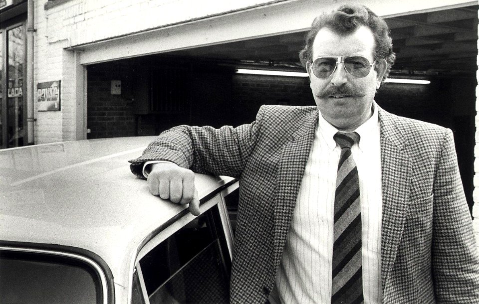 Auto-Navap, garage aan de Zocherstraat. Dhr. S. Ran. Geschonken in 1986 door United Photos de Boer bv. Identificatienummer 54-021135
