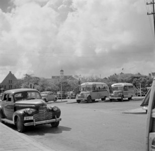 Autobussen op het Wilhelminaplein in Willemstad op Curaçao, Bestanddeelnr 252-7095