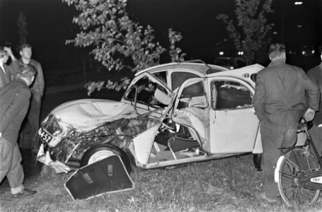 Auto-ongeluk bij Muiden, 3 doden. Een Lelijke Eend in elkaar, Bestanddeelnr 920-7149
