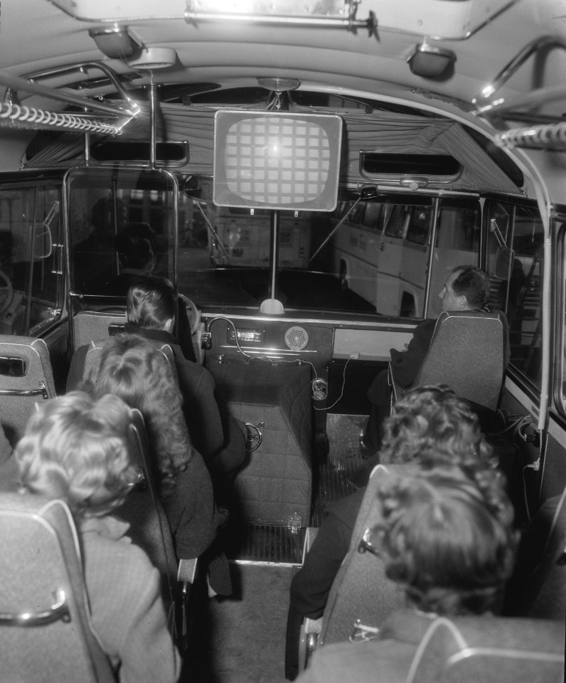 Autobus uitgerust met televisie in Den Haag, Bestanddeelnr 910-1242