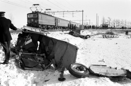 Auto-ongeluk bij Diemen, tegen trein. De wrakstukken, Bestanddeelnr 914-7379