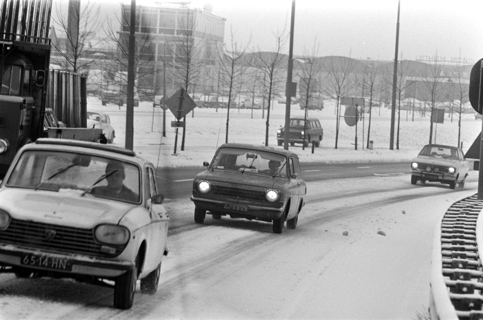Autoverkeer op besneeuwde Schellingwouderbrug Amsterdam, Bestanddeelnr 923-1327