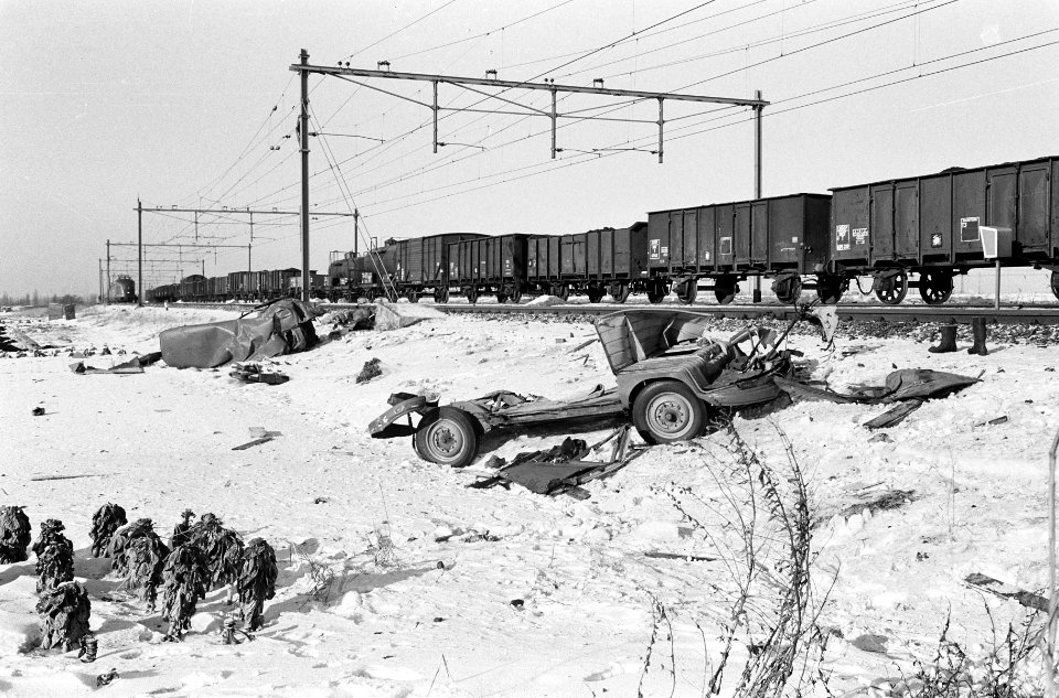 Auto-ongeluk bij Diemen, tegen trein. De wrakstukken, Bestanddeelnr 914-7380