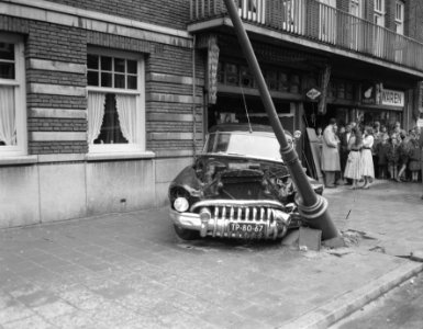 Auto-ongeluk in de Haarlemmermeerstraat van tuinder uit badhoevedorp die geen vo, Bestanddeelnr 908-9921