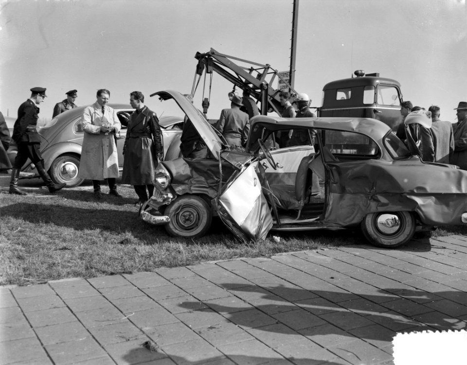 Auto-ongeluk op de Hemweg (bij de Centrale Hemweg ), Bestanddeelnr 908-3931