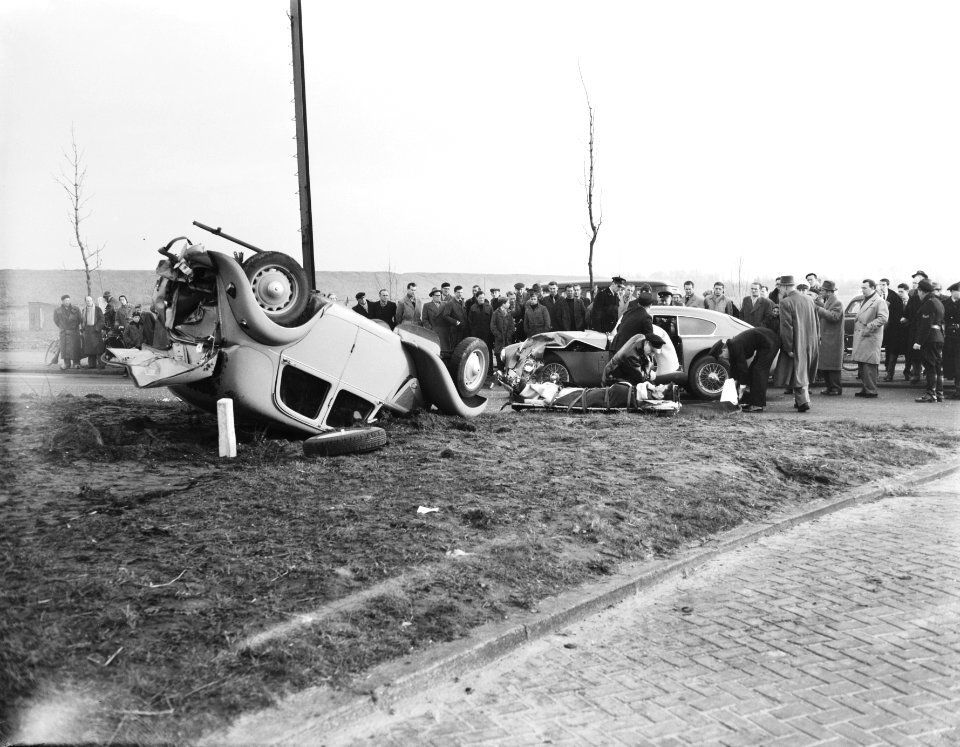 Auto-ongeluk op de Haagsche weg bij Amsterdam, Bestanddeelnr 909-2659