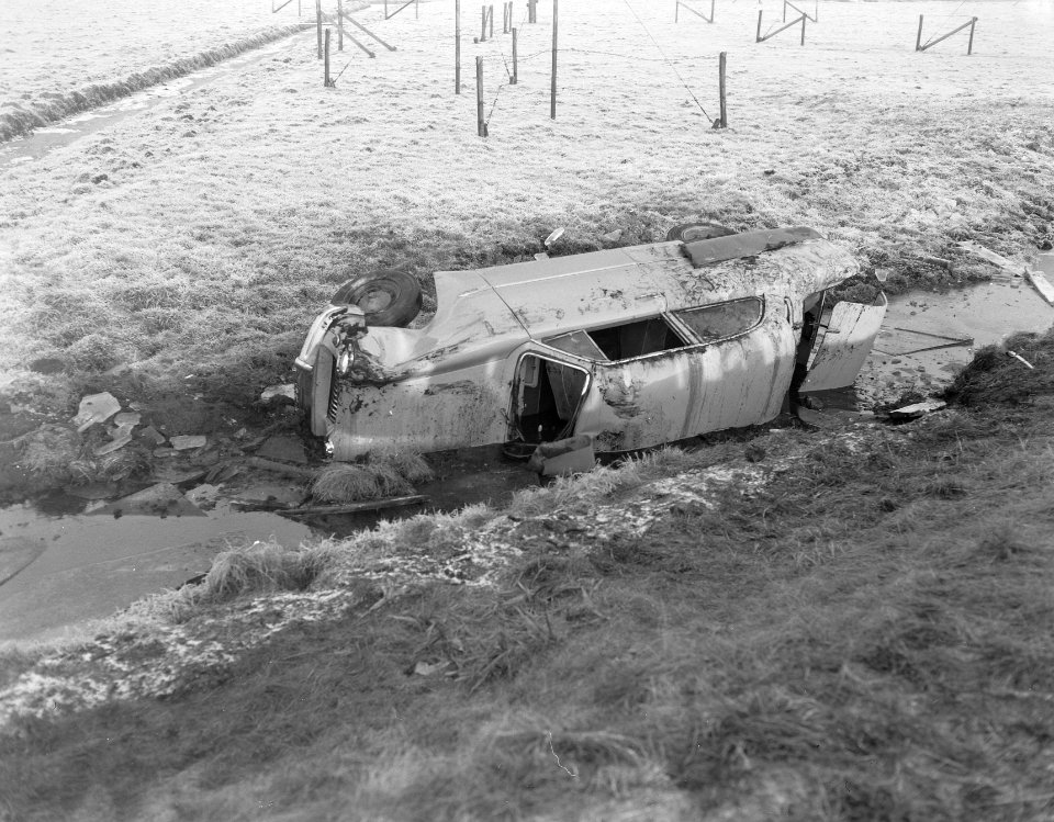 Auto-ongeluk met vier dames Haagse Weg, Bestanddeelnr 908-2484