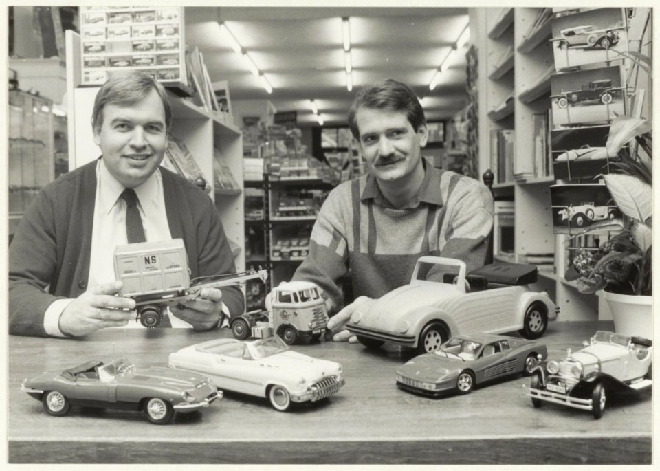 Automobilia Collection aan het Spaarne 10, winkel gespecialiseerd in miniatuurauto's. NL-HlmNHA 54015453