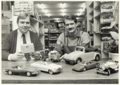 Automobilia Collection aan het Spaarne 10, winkel gespecialiseerd in miniatuurauto's. NL-HlmNHA 54015453