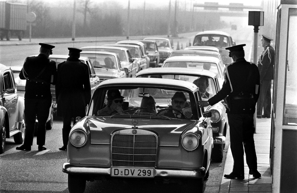 Autodrukte bij grenspost Berg. Marechaussee controleert, Bestanddeelnr 923-3823