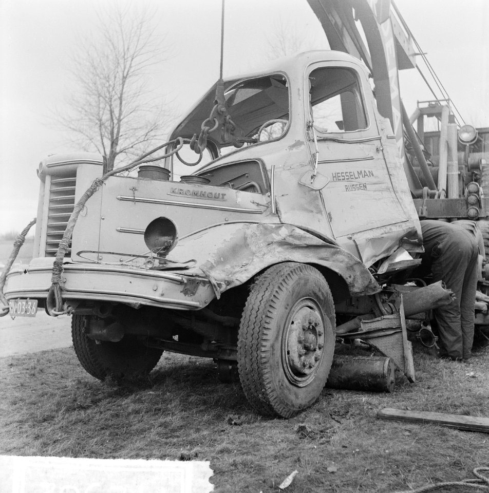 Auto-ongeluk op Rijksweg Amsterdam Amersfoort, overzicht ravage, Bestanddeelnr 917-2582