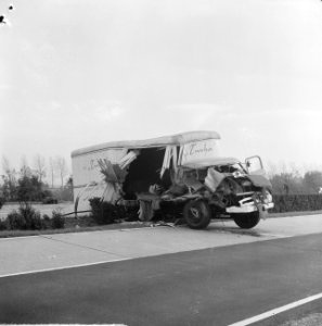Auto-ongeluk op rijksweg onder Gouda Een zwaar beschadigde vrachtauto in de mid, Bestanddeelnr 915-6606