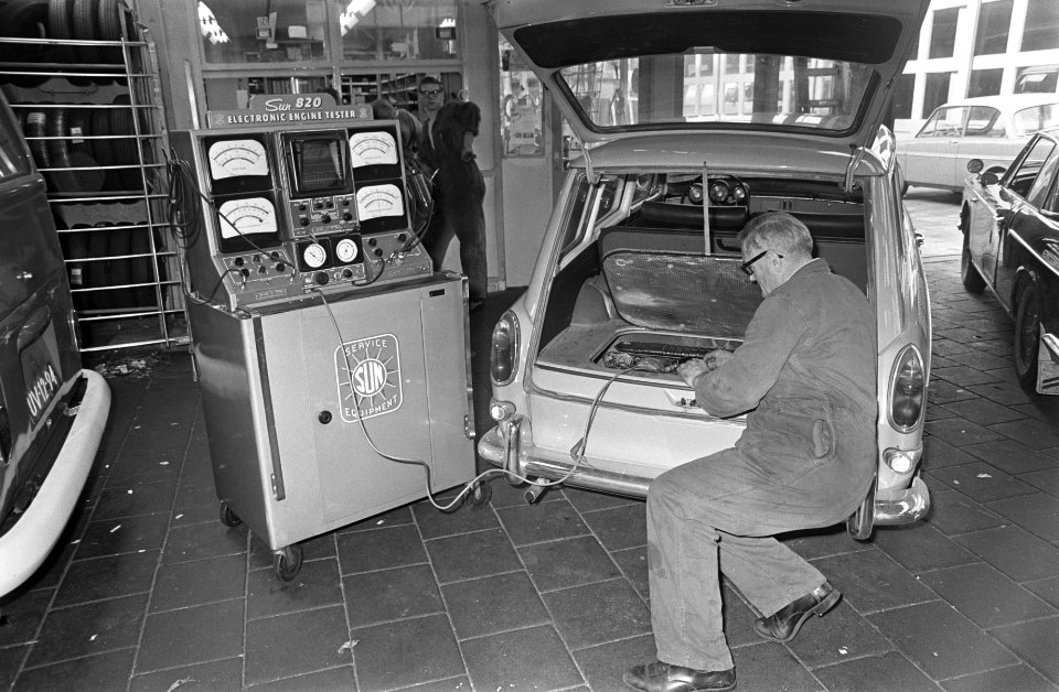 Automonteur in garage gebruikt nieuwe technologie om auto te onderzoeken (1968), Bestanddeelnr 921-7200