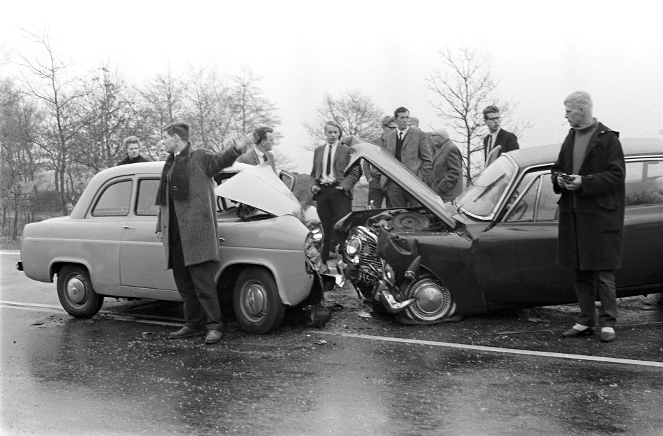 Auto-ongeluk bij Coevorden, Bestanddeelnr 919-0375