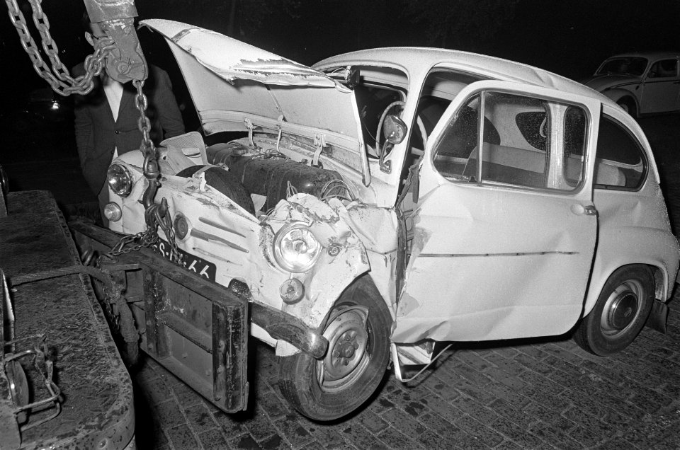 Auto-ongeluk Zuiderzeeweg. Een van de zwaar beschadigde autos, Bestanddeelnr 921-3843