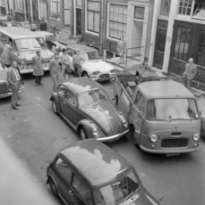 Autobotsing in Kerkstraat, Amsterdam (Anefo auto) busje vanuit parkeerplaats te, Bestanddeelnr 922-7630