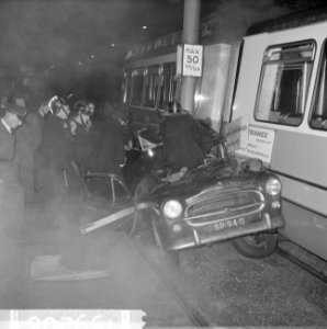 Auto-ongeluk Surinameplein bij Haarlemmermeerstraat, lijn 17 in botsing met pers, Bestanddeelnr 915-9206