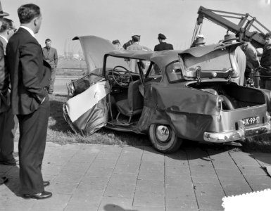 Auto-ongeluk op de Hemweg (bij de Centrale Hemweg ), Bestanddeelnr 908-3933