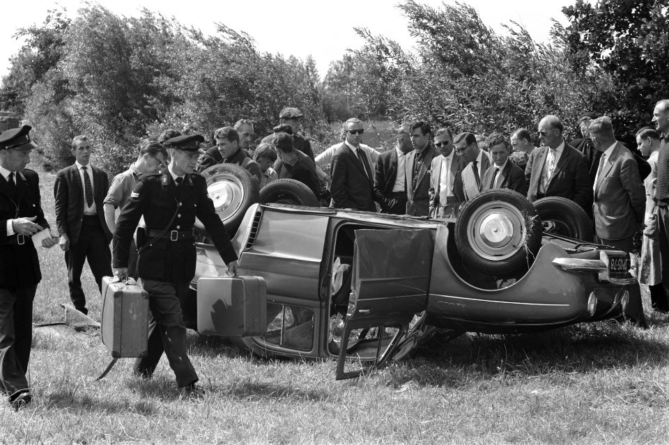 Auto-ongeluk op rijksweg Amsterdam- Den Haag, Bestanddeelnr 912-7046