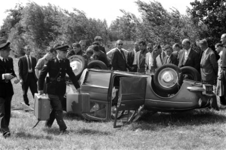 Auto-ongeluk op rijksweg Amsterdam- Den Haag, Bestanddeelnr 912-7046