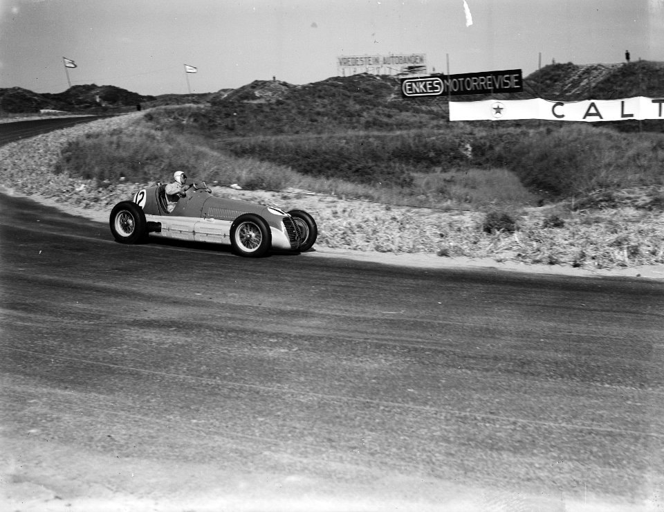Autorace te Zandvoort. Prins Bira van Siam Thailand met zijn Maserati in de bo, Bestanddeelnr 902-8955