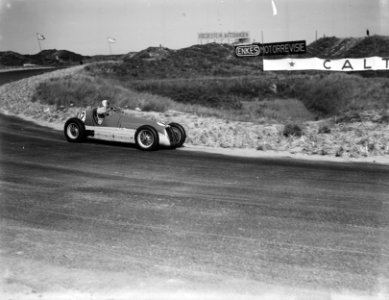 Autorace te Zandvoort. Prins Bira van Siam Thailand met zijn Maserati in de bo, Bestanddeelnr 902-8955