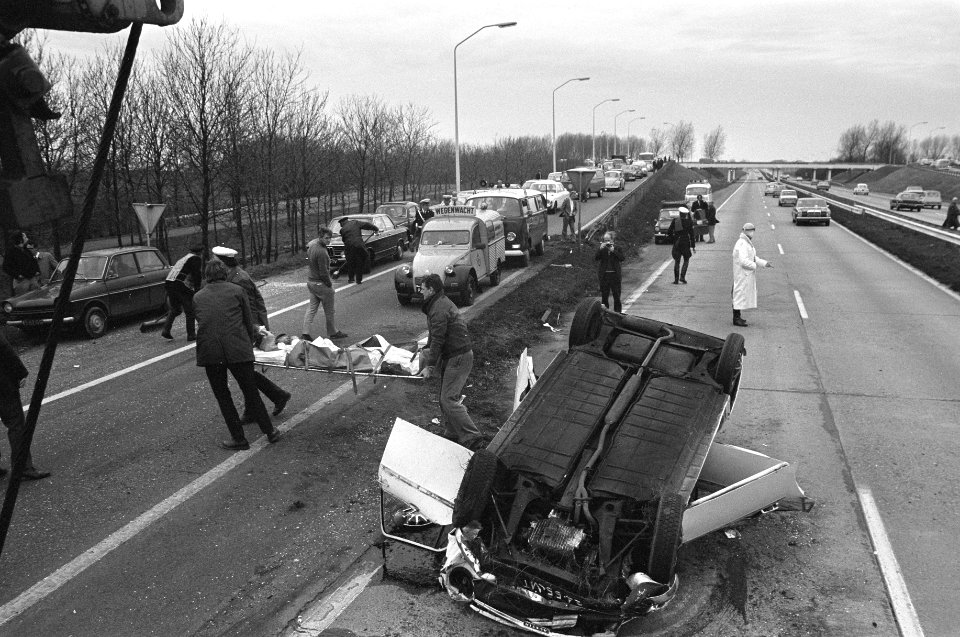 Auto-ongeluk op Utrechtseweg, overzicht van ongeluk, gewonden wordt weggedragen, Bestanddeelnr 926-0701