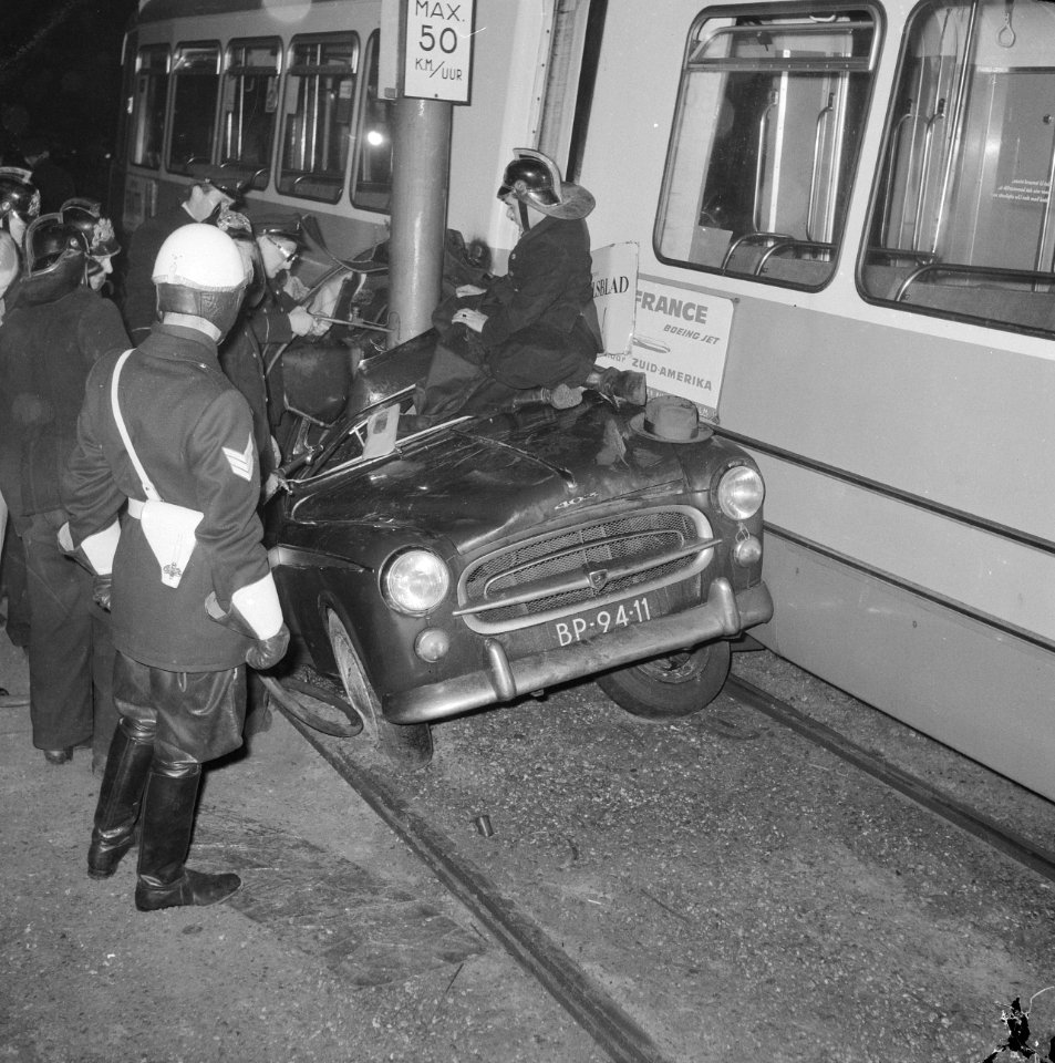 Auto-ongeluk Surinameplein bij Haarlemmermeerstraat, lijn 17 in botsing met pers, Bestanddeelnr 915-9205
