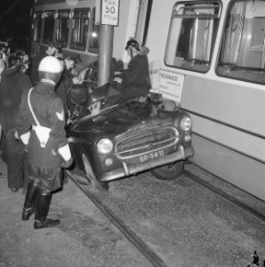Auto-ongeluk Surinameplein bij Haarlemmermeerstraat, lijn 17 in botsing met pers, Bestanddeelnr 915-9205