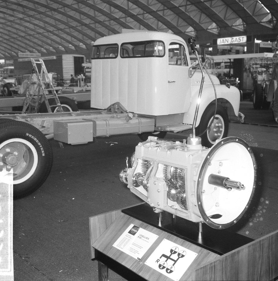Autotentoonstelling in RAI, bedrijfsautos, Bestanddeelnr 918-7356