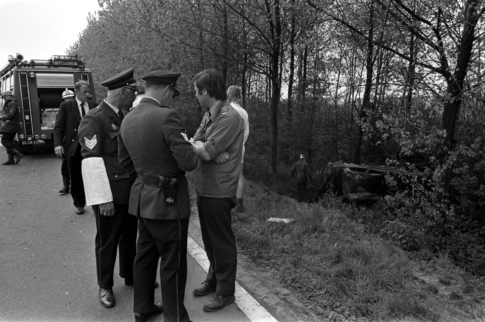 Auto-ongeluk op Haagse weg, Bestanddeelnr 925-6124