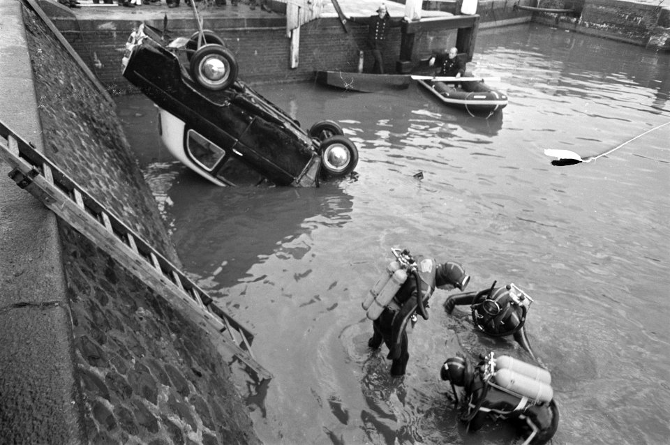 Auto te water in Cruquiuskade vier doden. Brandweer takelt auto op, Bestanddeelnr 921-3586