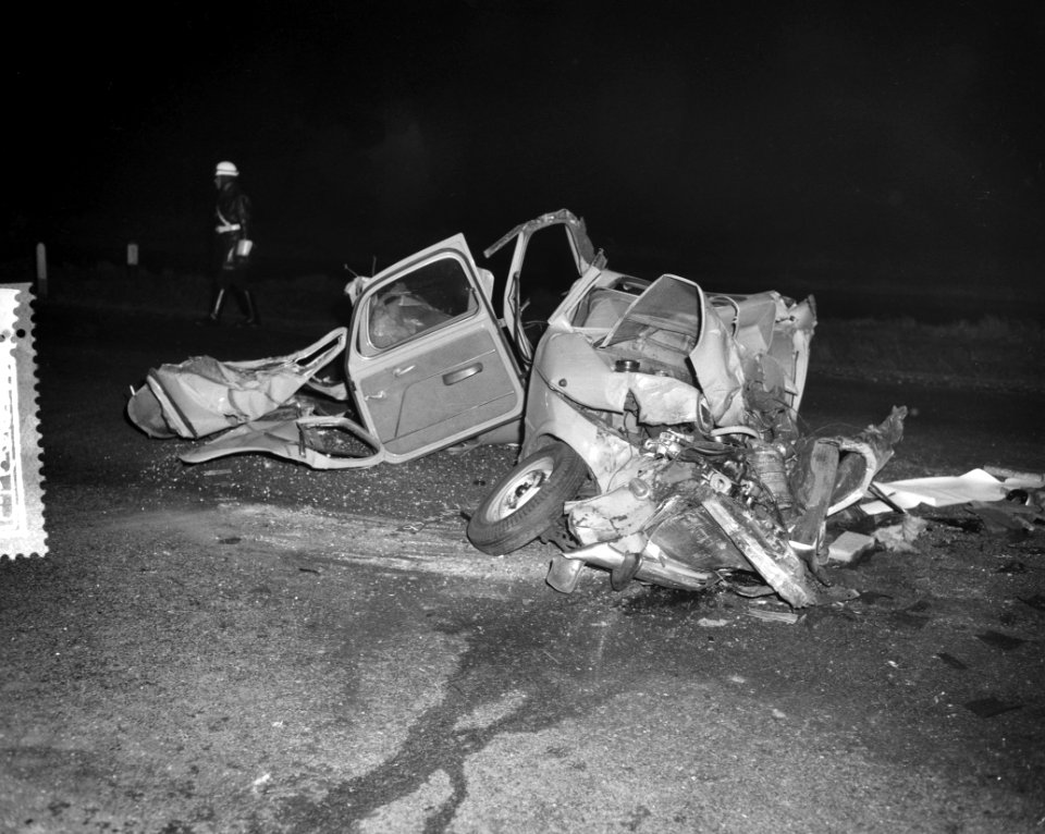 Auto-ongeluk op Haarlemmerweg te Amsterdam, Bestanddeelnr 910-8315
