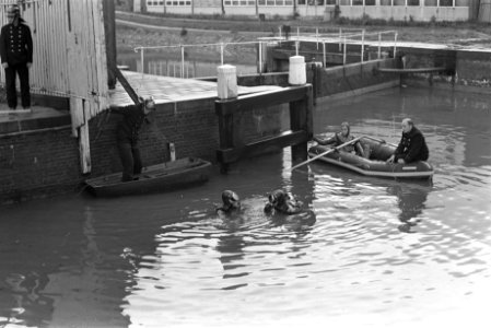 Auto te water in Cruquiuskade vier doden, Bestanddeelnr 921-3587
