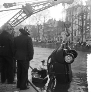 Auto te water in de Keizersgracht te Amsterdam Brandweer bezig met het uit het , Bestanddeelnr 912-3099