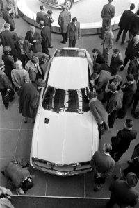 Autotentoonstelling in RAI, Amsterdam kijkers bij een auto, Bestanddeelnr 924-2836