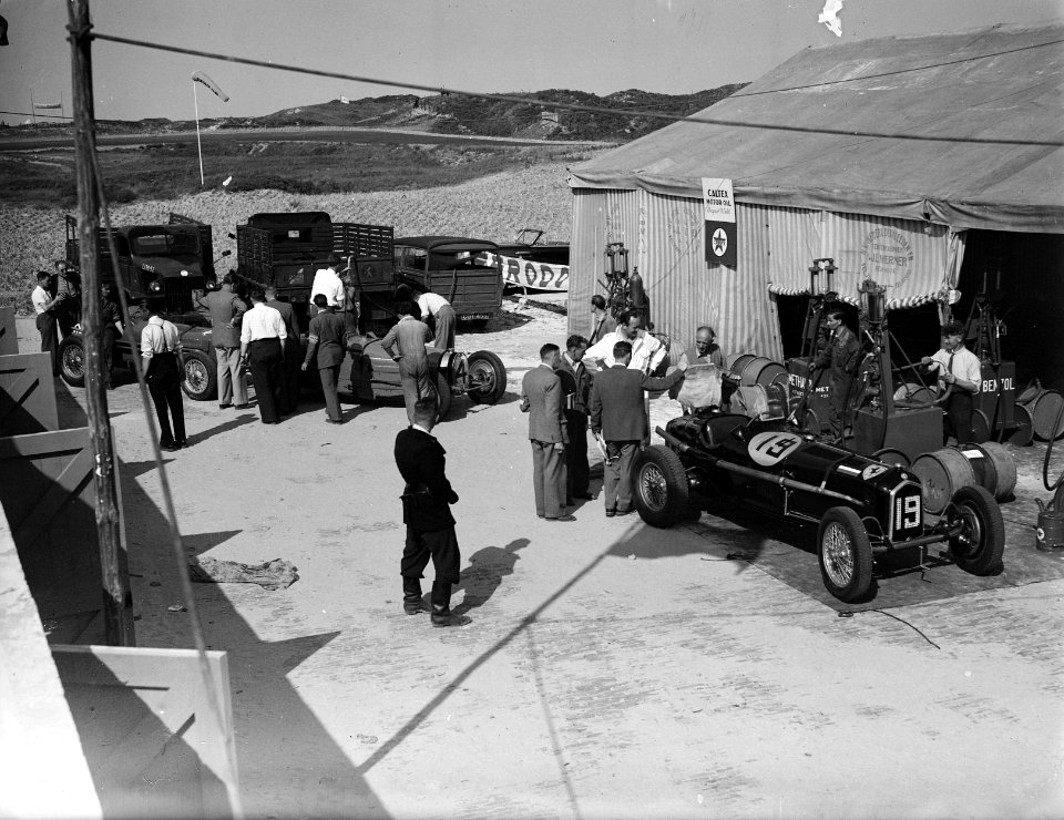 Autorace te Zandvoort. Tanken van race-autos, Bestanddeelnr 902-8957