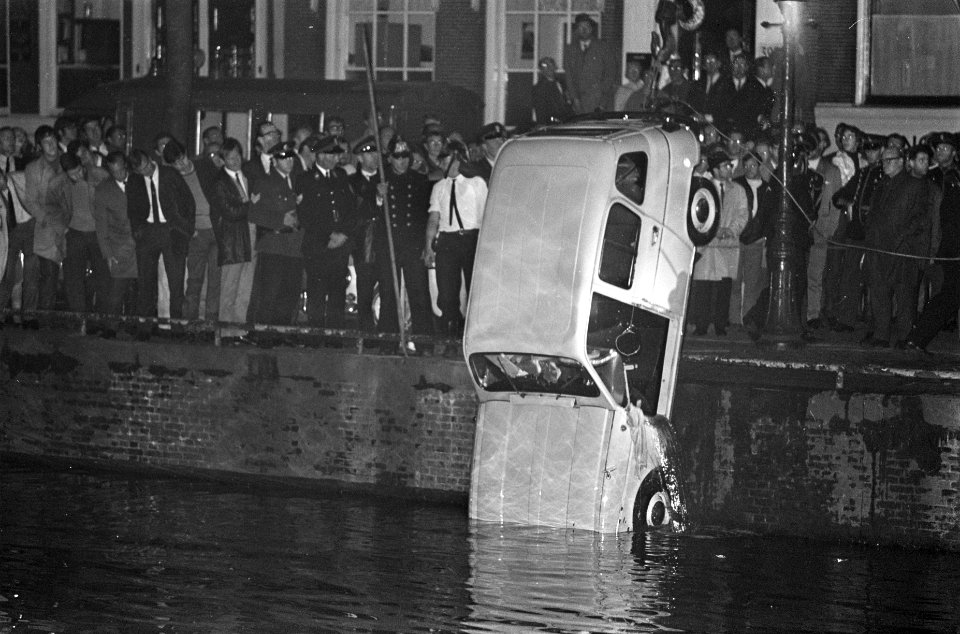 Auto te water in de Singel bij het Spui, Bestanddeelnr 921-7684