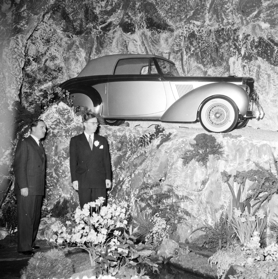 Autotentoonstelling Rai gebouw , auto Alois in berglandschap, Bestanddeelnr 934-5569