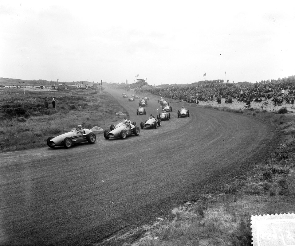 Autoraces Dutch Grand Prix Zandvoort. Auto's in de bocht, Bestanddeelnr 905-7655