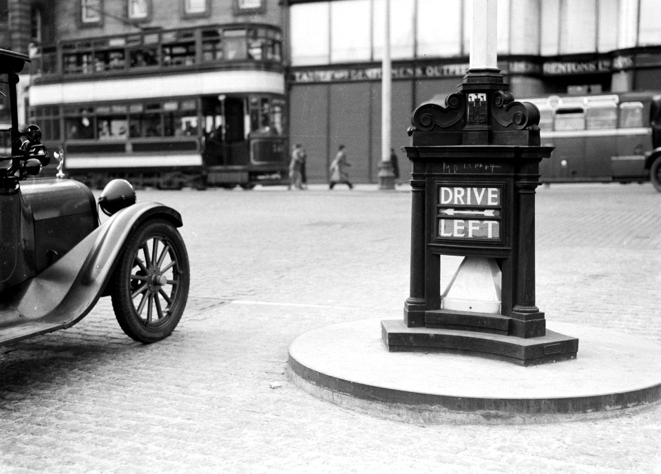 Auto passeert bord, Bestanddeelnr 252-1266