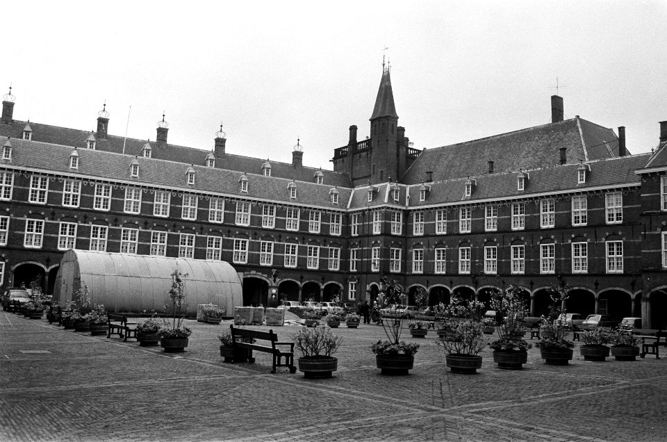 Autovrij Binnenhof opgesierd met bloembakken, onder overkapping werkt men aan fo, Bestanddeelnr 927-8571