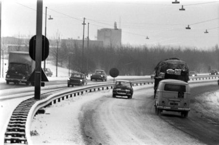Autoverkeer op besneeuwde Schellingwouderbrug Amsterdam, Bestanddeelnr 923-1326