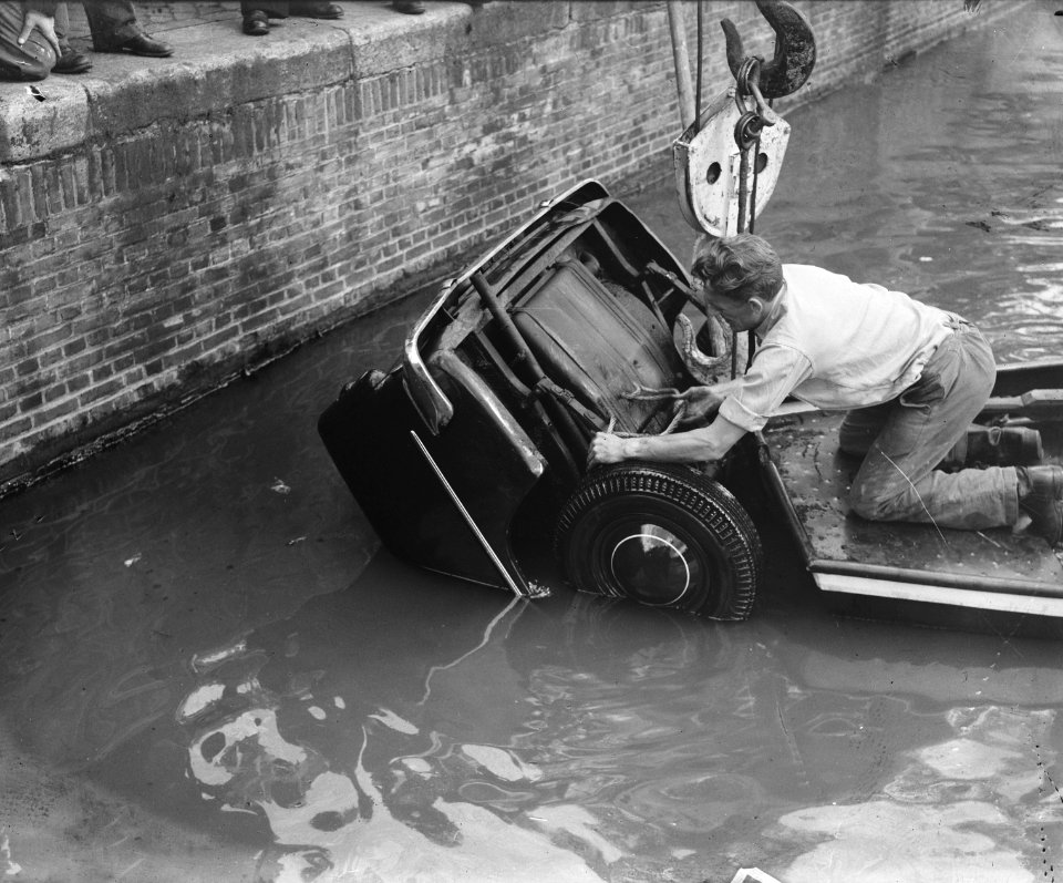 Auto te water in de Amstel bij de magere brug, Bestanddeelnr 910-4311