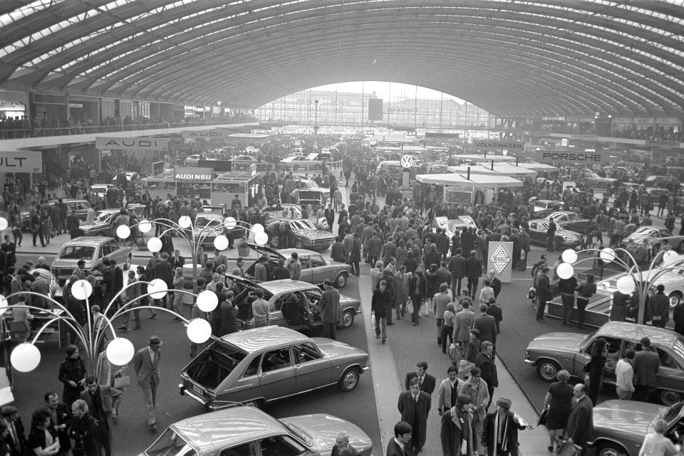Autotentoonstelling in RAI, Amsterdam drukte, overzicht, Bestanddeelnr 924-2864
