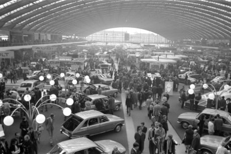 Autotentoonstelling in RAI, Amsterdam drukte, overzicht, Bestanddeelnr 924-2864