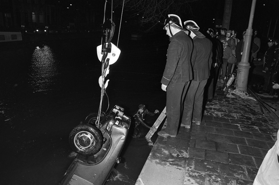 Auto te water in Geldersekade, Amsterdam brandweer haalt auto uit water, Bestanddeelnr 924-0857